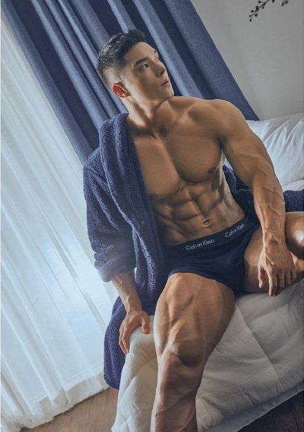 点击大图看下一张：韩国健美肌肉男模图片