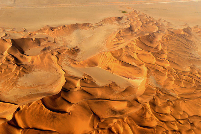 点击大图看下一张：纳米布沙漠，一半海水一半火焰