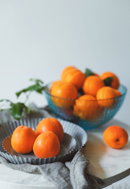 点击大图看下一张：橙黄多汁的杏子摆拍图
