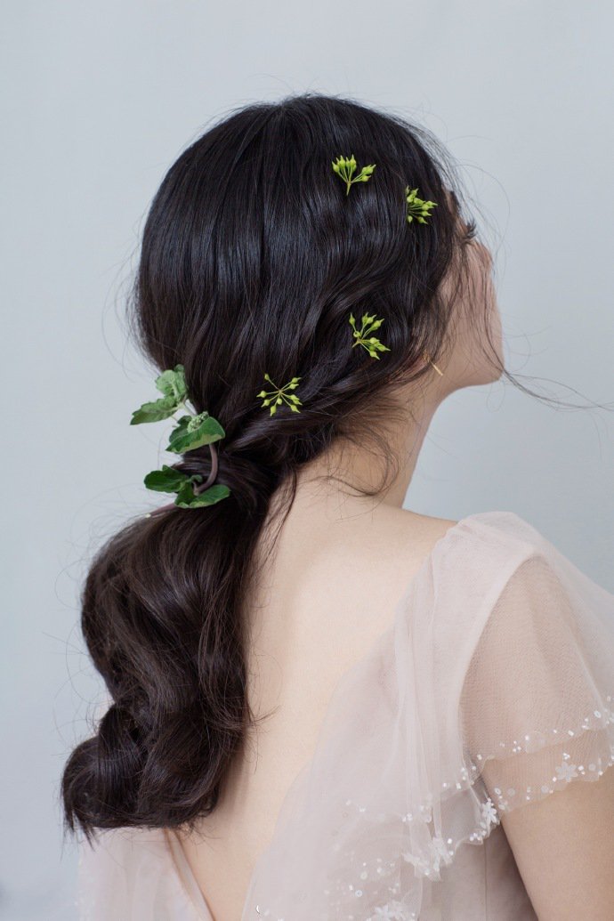 点击大图看下一张：一组梦幻的森系鲜花新娘发型图片