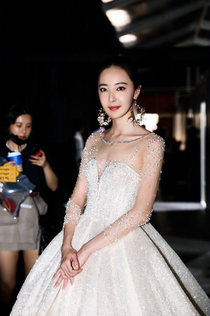 点击大图看下一张：米露一袭白纱裙现身北京时装周，仙气十足