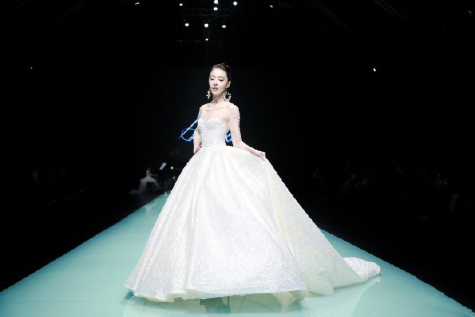 点击大图看下一张：米露一袭白纱裙现身北京时装周，仙气十足