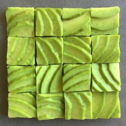 点击大图看下一张：一组可爱的方块水果拼盘图片