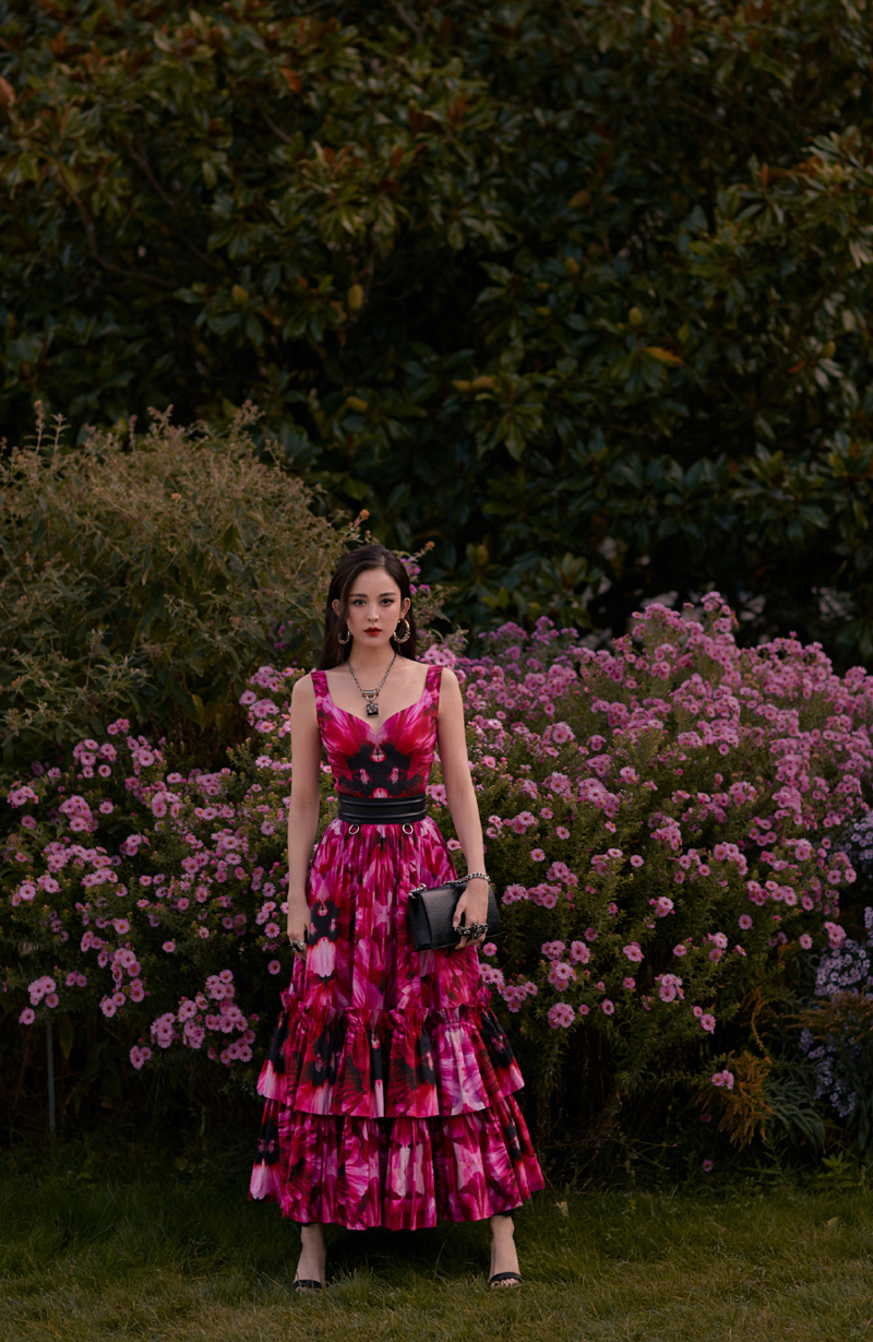 点击大图看下一张：娜扎一身玫粉色花蕾印花连衣裙亮相巴黎