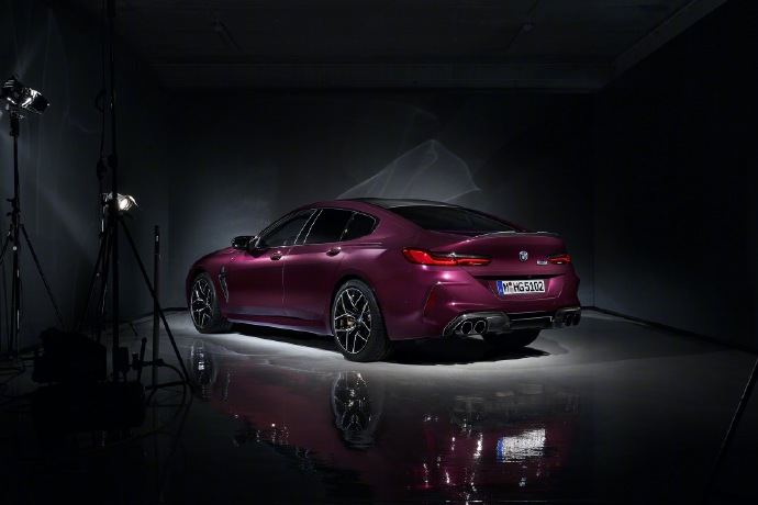 点击大图看下一张：全新BMW M8 Gran Coupe超清大片儿来袭