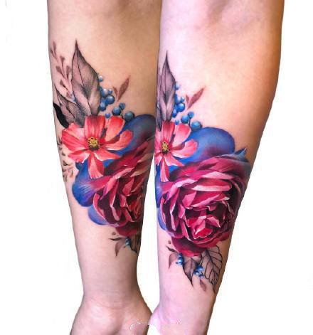 点击大图看下一张：一组彩色美丽的花朵女生纹身图案参考
