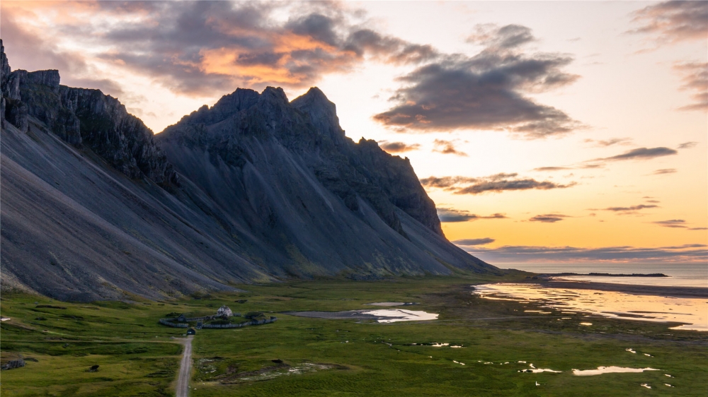 点击大图看下一张：明媚的冰岛风光高清桌面壁纸