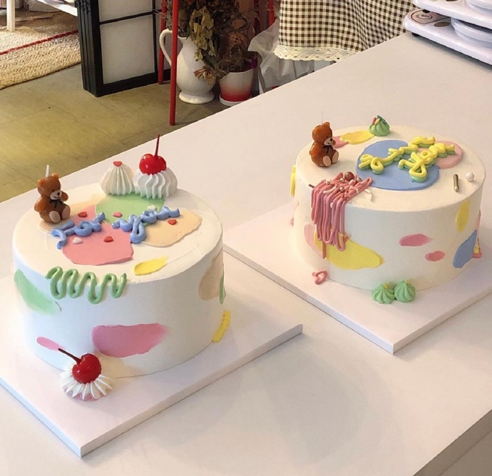点击大图看下一张：庆祝场合专属的满满少女心蛋糕