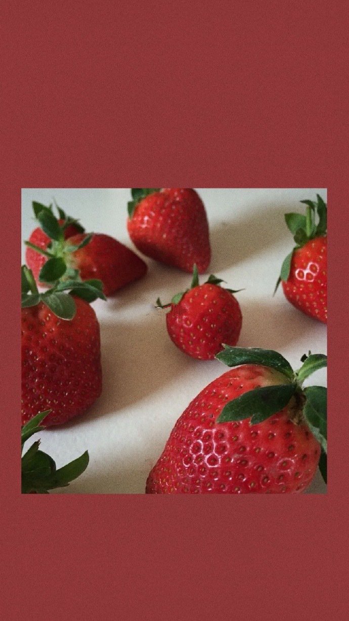 点击大图看下一张：一组甜甜的小可爱草莓图片欣赏