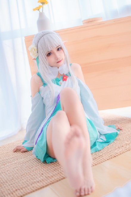 点击大图看下一张:一组可爱小姐姐cosplay性感写真图片