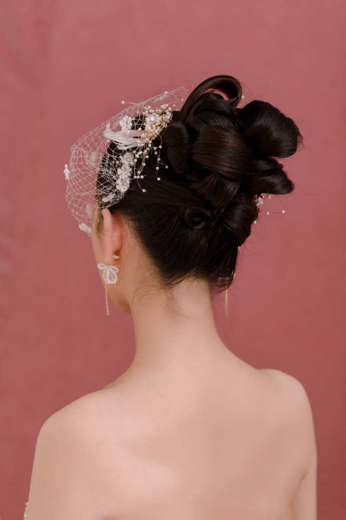 点击大图看下一张：一组黑发小烟熏新娘图片欣赏