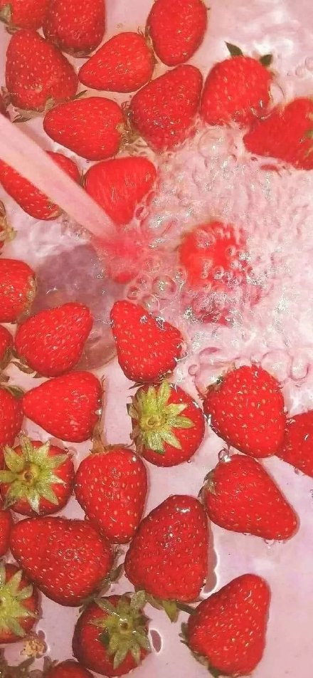 点击大图看下一张：一组酸酸甜甜的可爱小草莓图片