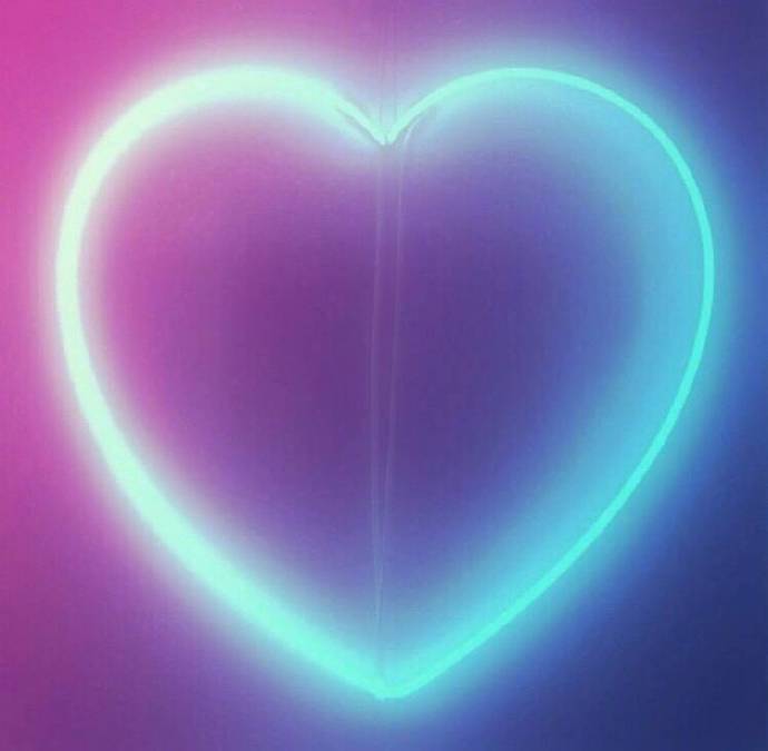 点击大图看下一张：一组紫色的创意壁纸图片