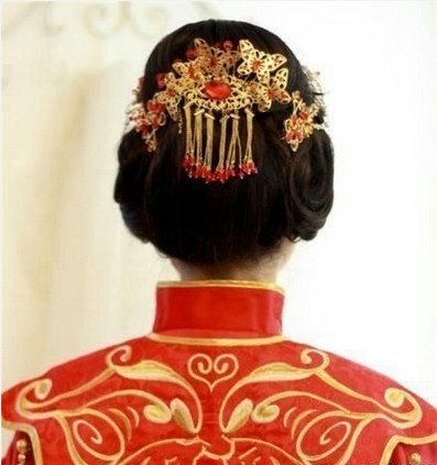 点击大图看下一张：中式婚礼新娘发型，端庄典雅，超级美