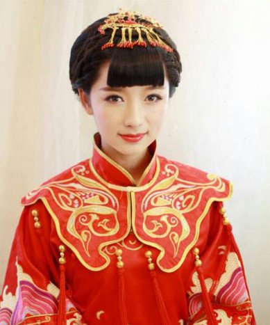 点击大图看下一张：中式婚礼新娘发型，端庄典雅，超级美