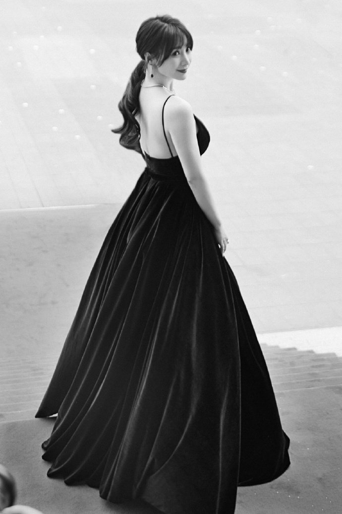 点击大图看下一张：柳岩一袭黑色天鹅绒吊带长裙，优雅神秘
