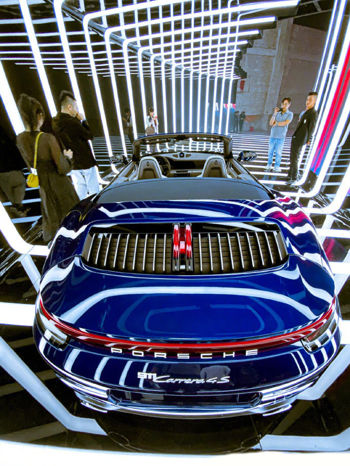 点击大图看下一张：全新保时捷911 Carrera 4S敞篷版
