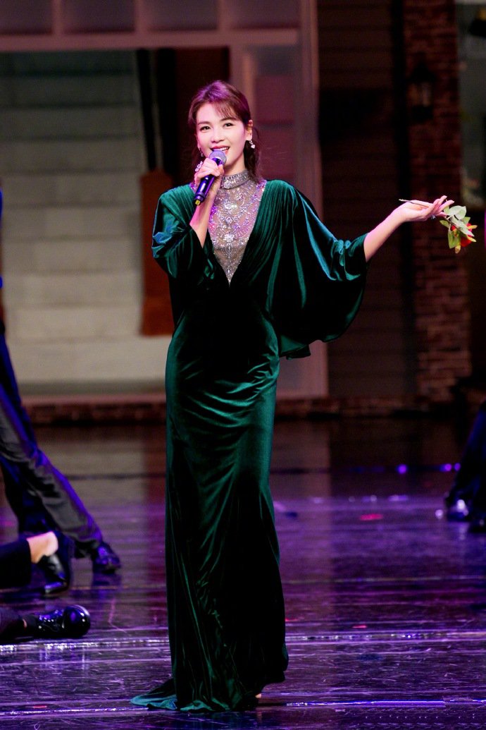 点击大图看下一张：刘涛身穿祖母绿丝绒长裙，气质又优雅