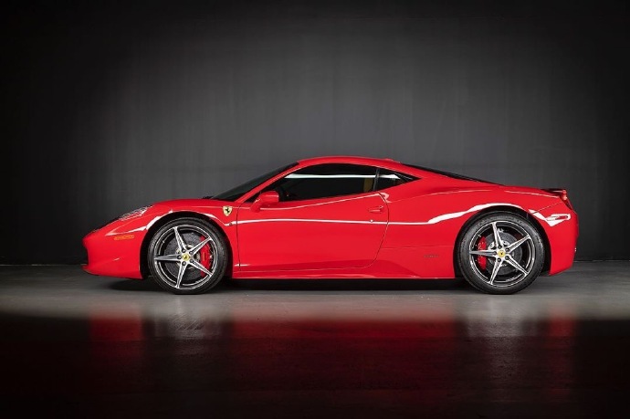 点击大图看下一张：一组红色帅气的2013 Ferrari 458 Italia