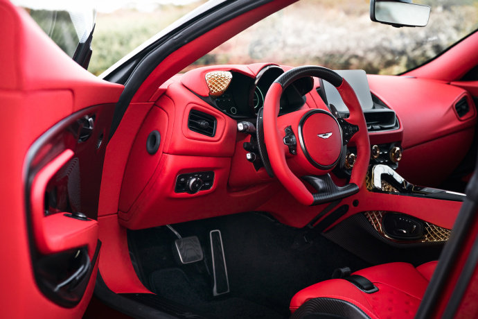 点击大图看下一张：阿斯顿马丁DBS GT Zagato，优雅又性感的侧面线条让人沉醉