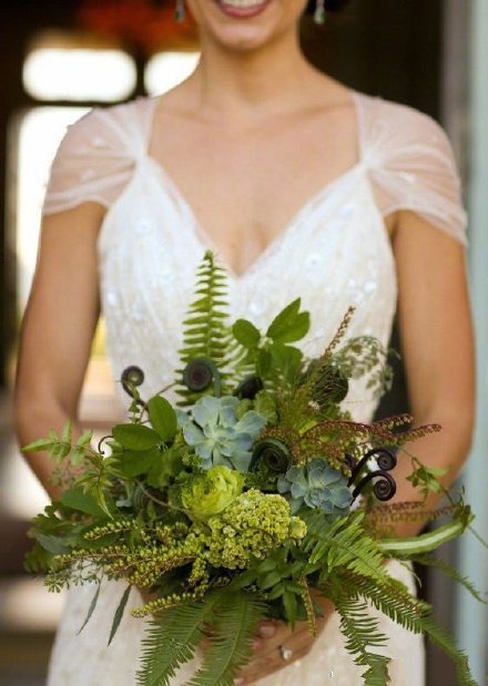 点击大图看下一张：来自大自然的新娘手捧花，仅用绿叶，就能体会到浪漫与优雅