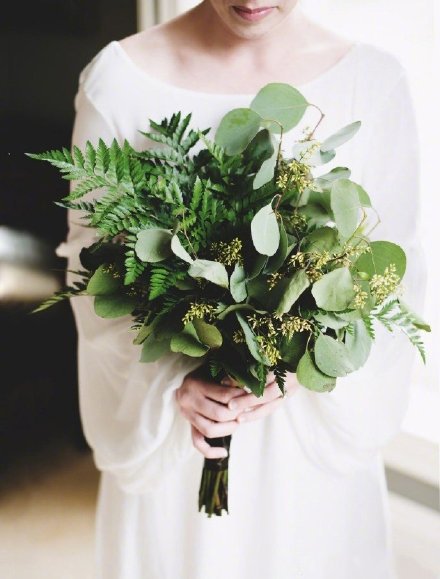 点击大图看下一张：来自大自然的新娘手捧花，仅用绿叶，就能体会到浪漫与优雅