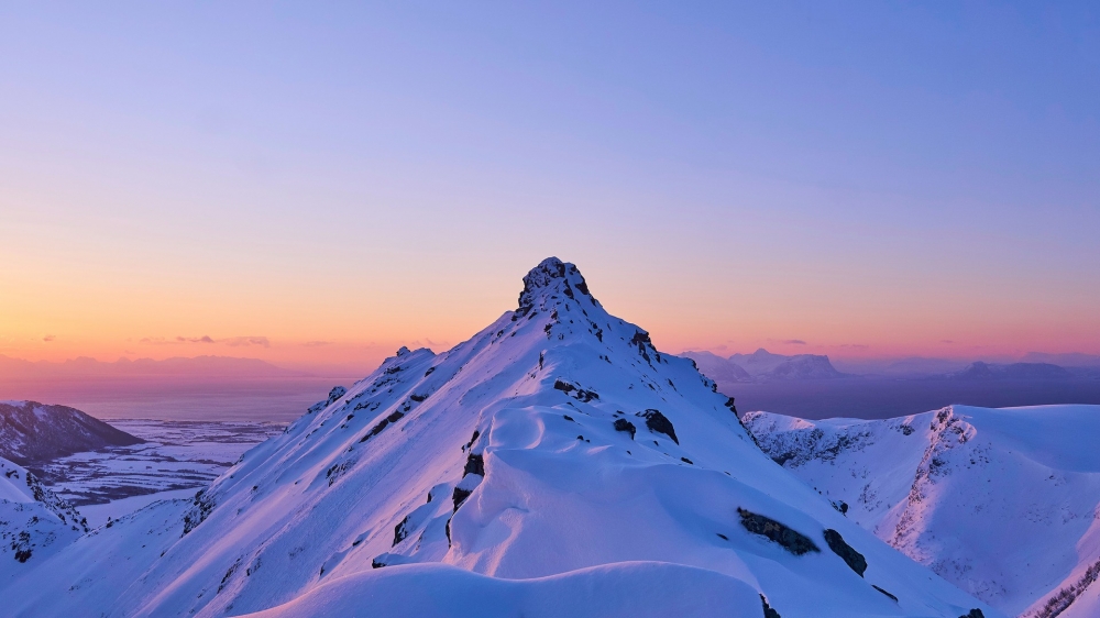 点击大图看下一张：唯美壮观的雪山风景高清壁纸