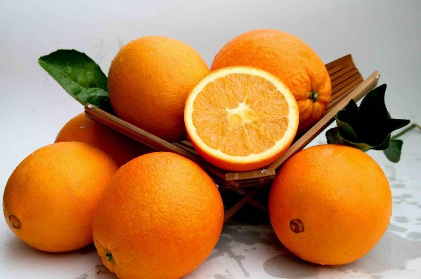 点击大图看下一张：果面橙红色且果皮光滑的橙子图片