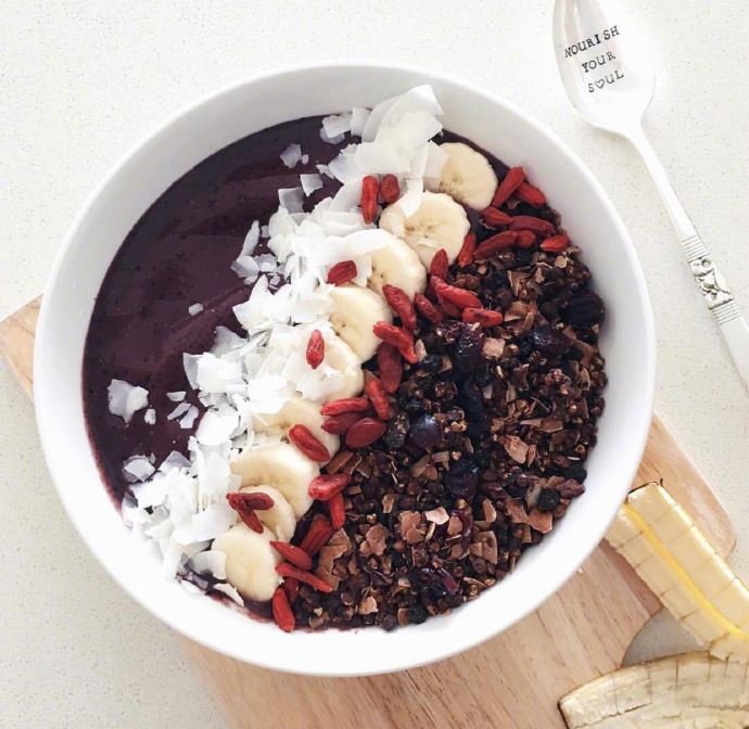 点击大图看下一张：一组好吃的巧克力水果奶昔图片欣赏