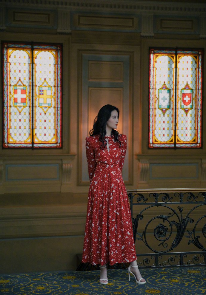 点击大图看下一张：刘亦菲一身长裙，气质优雅