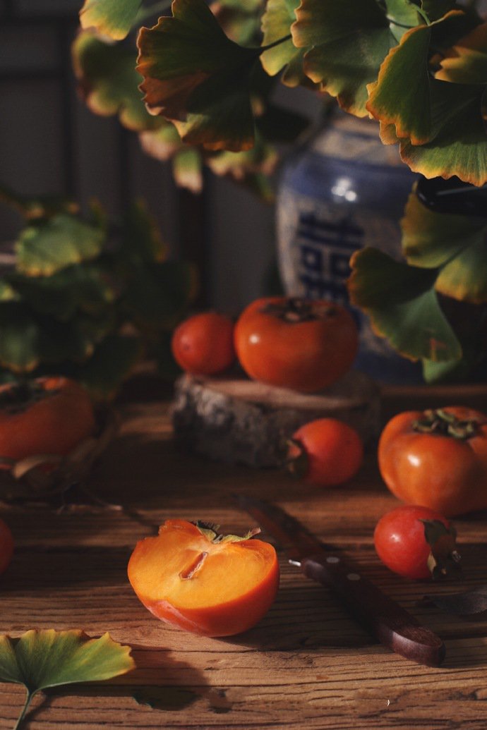 点击大图看下一张：一组秋意感浓浓的柿子图片欣赏