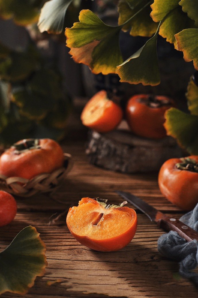 点击大图看下一张：一组秋意感浓浓的柿子图片欣赏