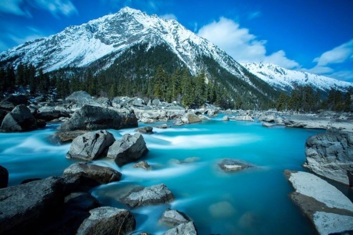 点击大图看下一张：碧蓝的湖水，白雪皑皑的山峰