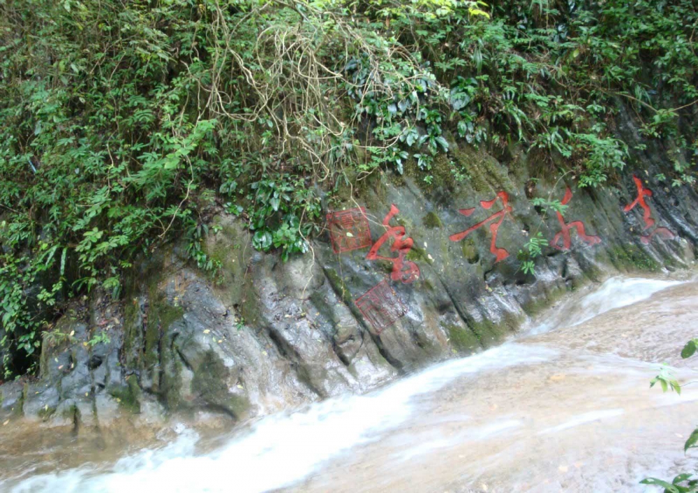 点击大图看下一张：广西桂林古东瀑布图片欣赏