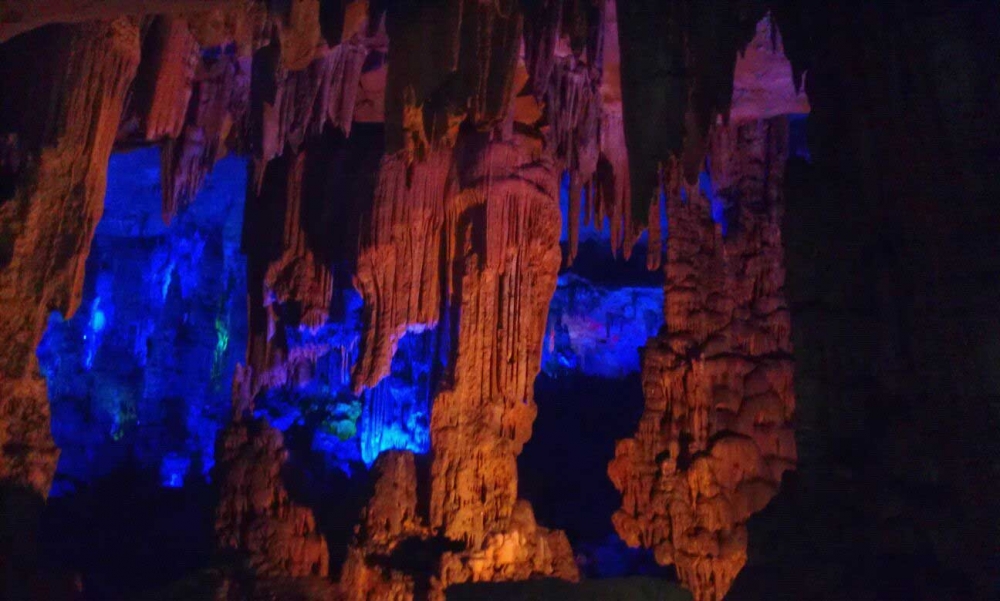 点击大图看下一张：美丽迷人的桂林芦笛岩图片