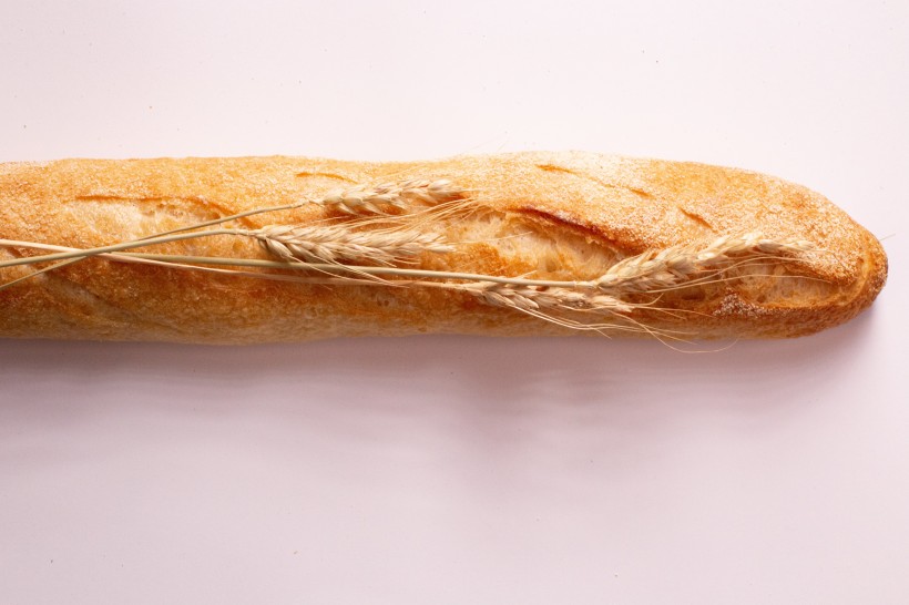 点击大图看下一张：外脆内软的麦香法棍面包图片
