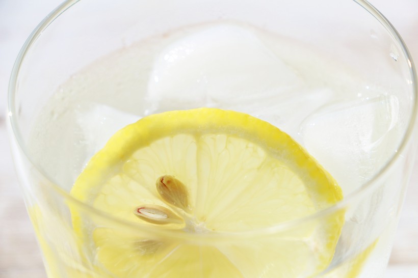 点击大图看下一张：清新爽口的柠檬泡水图片欣赏