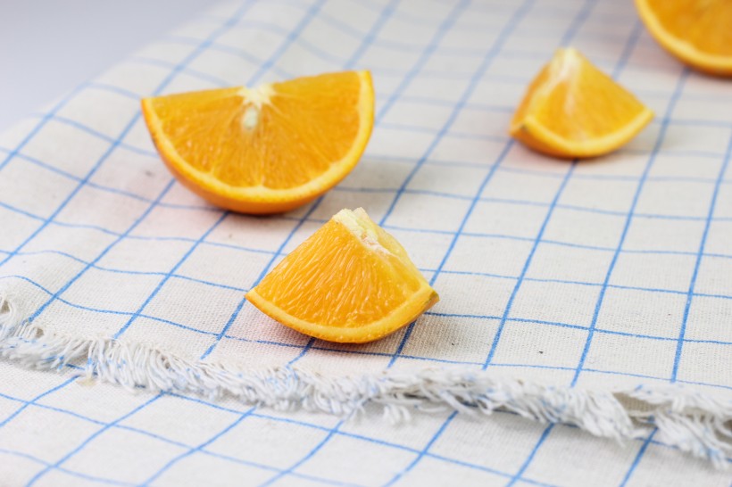 点击大图看下一张：一组营养丰富的人切开的橙子图片