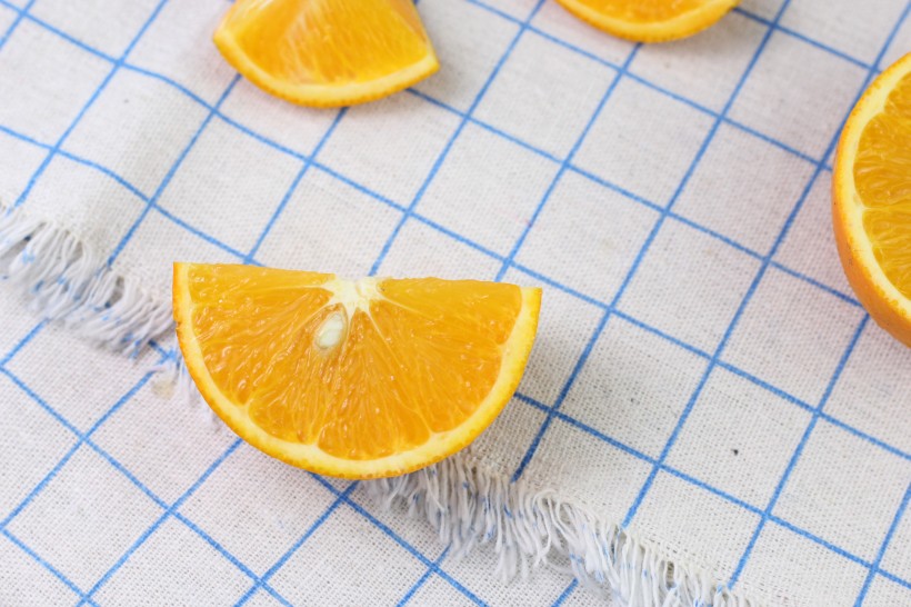 点击大图看下一张：一组营养丰富的人切开的橙子图片