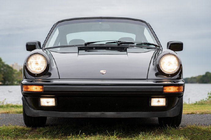 点击大图看下一张：1984年的保时捷911 Carrera Coupe图片欣赏