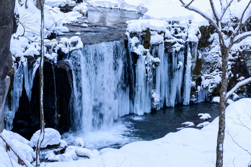 点击大图看下一张：唯美的冬季瀑布结冰景象图片