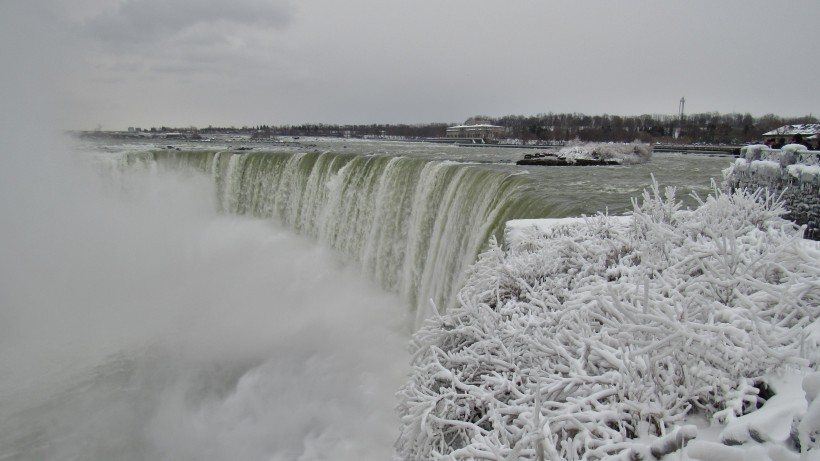 点击大图看下一张：唯美的冬季瀑布结冰景象图片