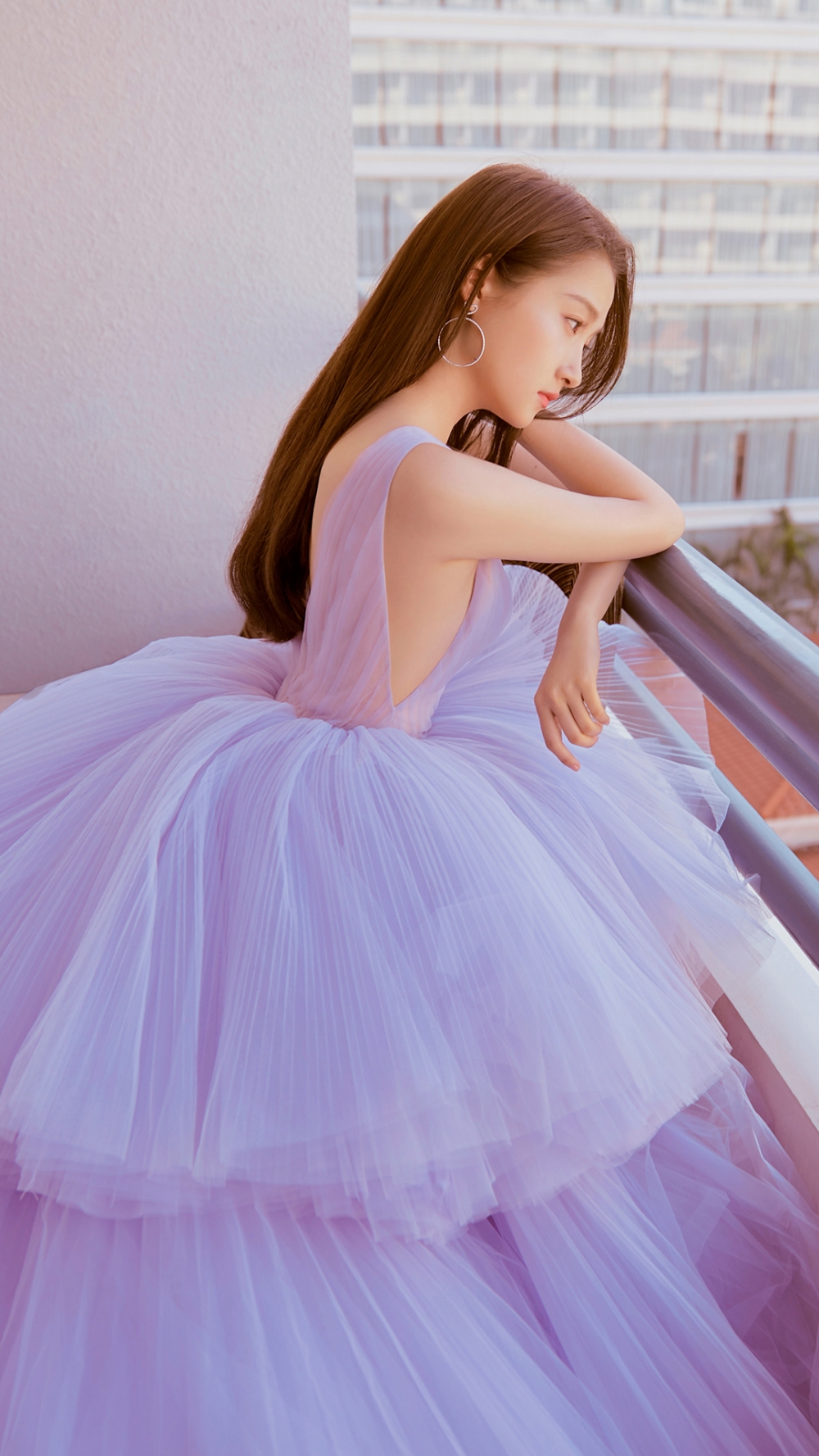 点击大图看下一张：关晓彤性感优雅紫裙手机壁纸