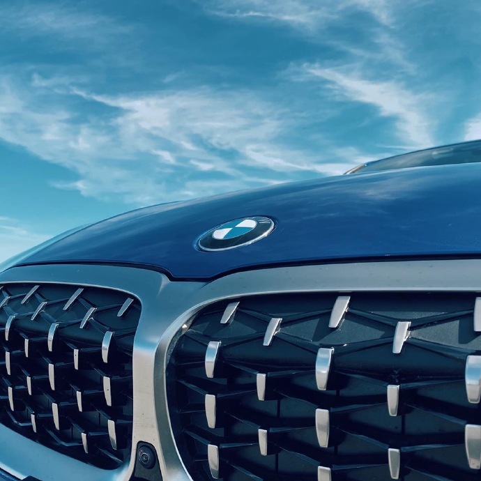 点击大图看下一张：一组帅气蓝色的BMW M340i 图片欣赏