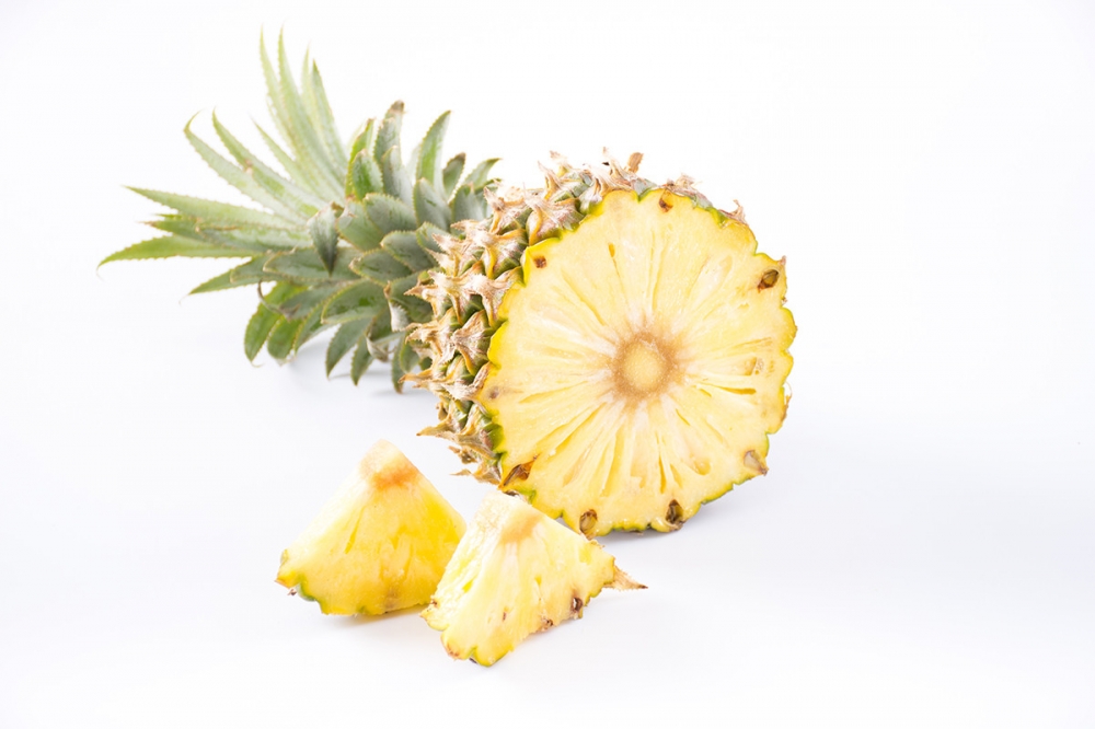 点击大图看下一张：菠萝切开是黄色的果肉图片