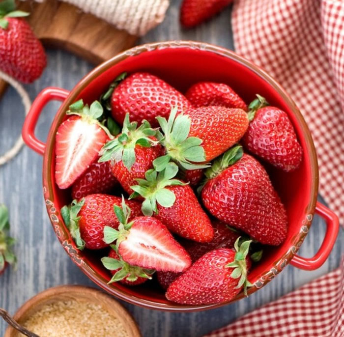 点击大图看下一张：又大又甜的草莓图片
