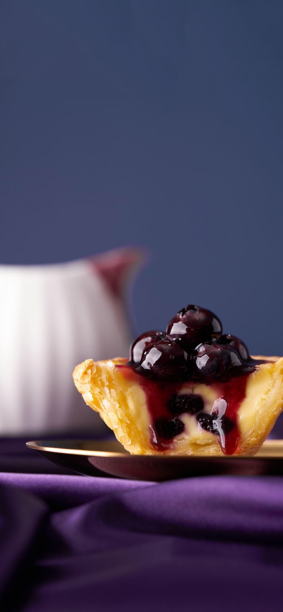 点击大图看下一张：美味的蓝莓蛋挞高清手机壁纸
