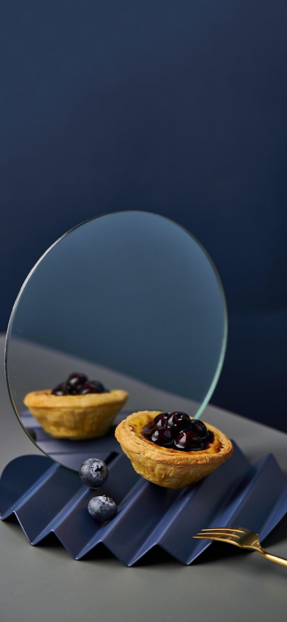 点击大图看下一张：美味的蓝莓蛋挞高清手机壁纸