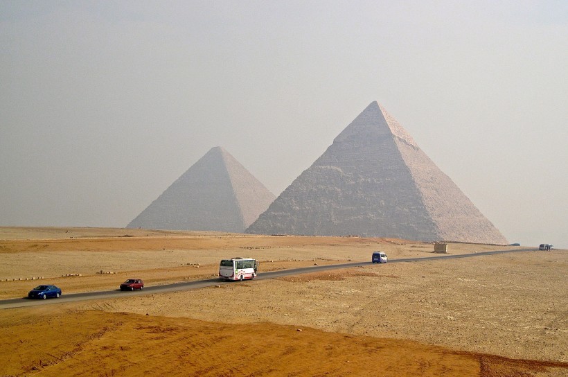 点击大图看下一张：历史悠久的古埃及金字塔图片