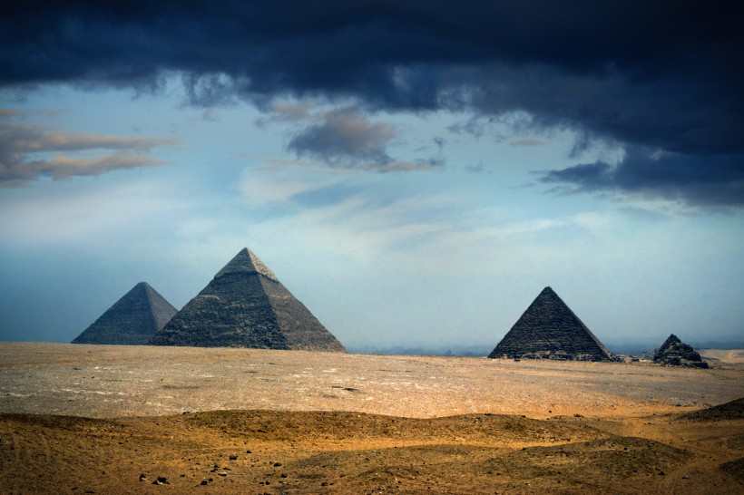 点击大图看下一张：历史悠久的古埃及金字塔图片